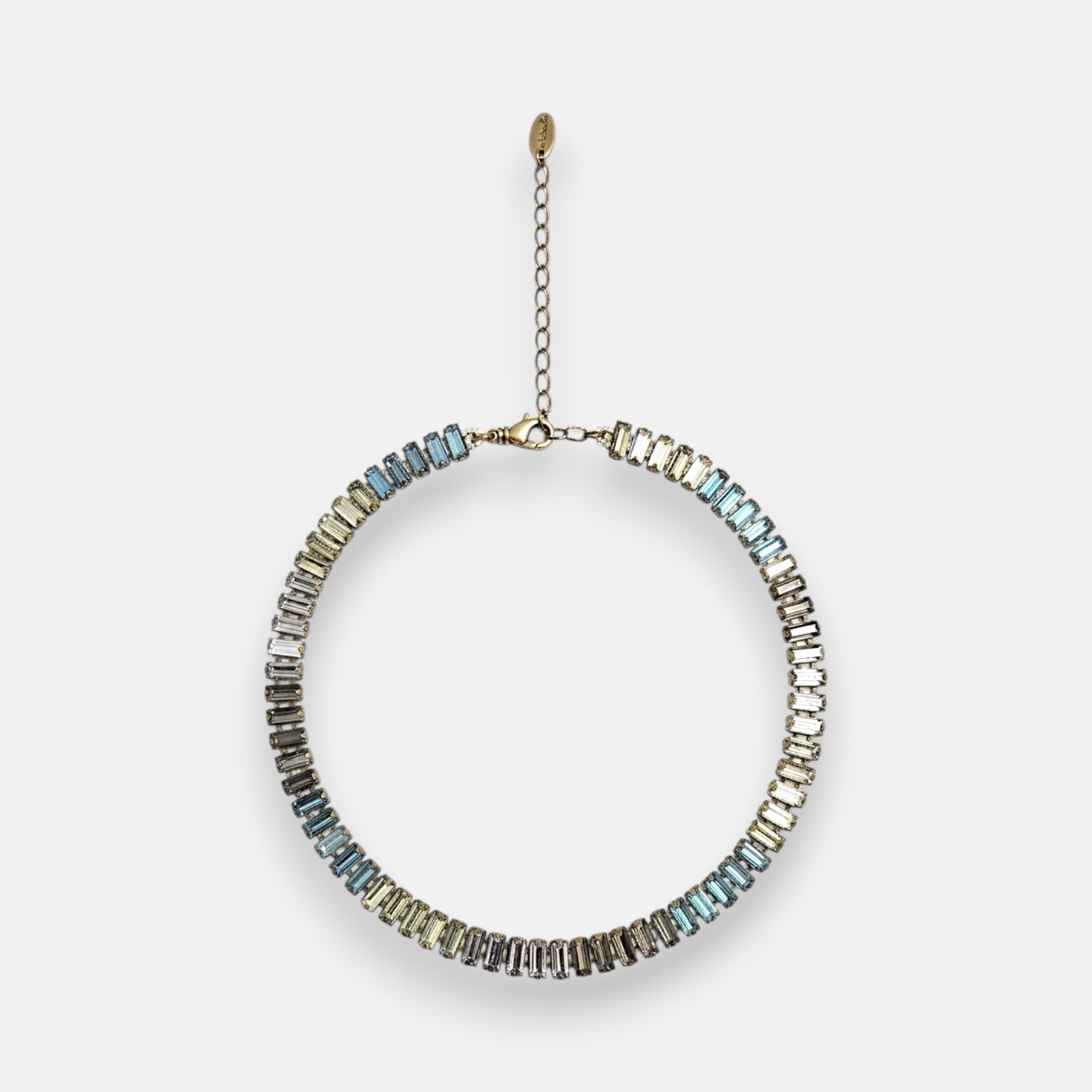 Gargantilla choker Tataborello extendida en círculo mostrando su hilera continua de cristales rectangulares azules y grises.
