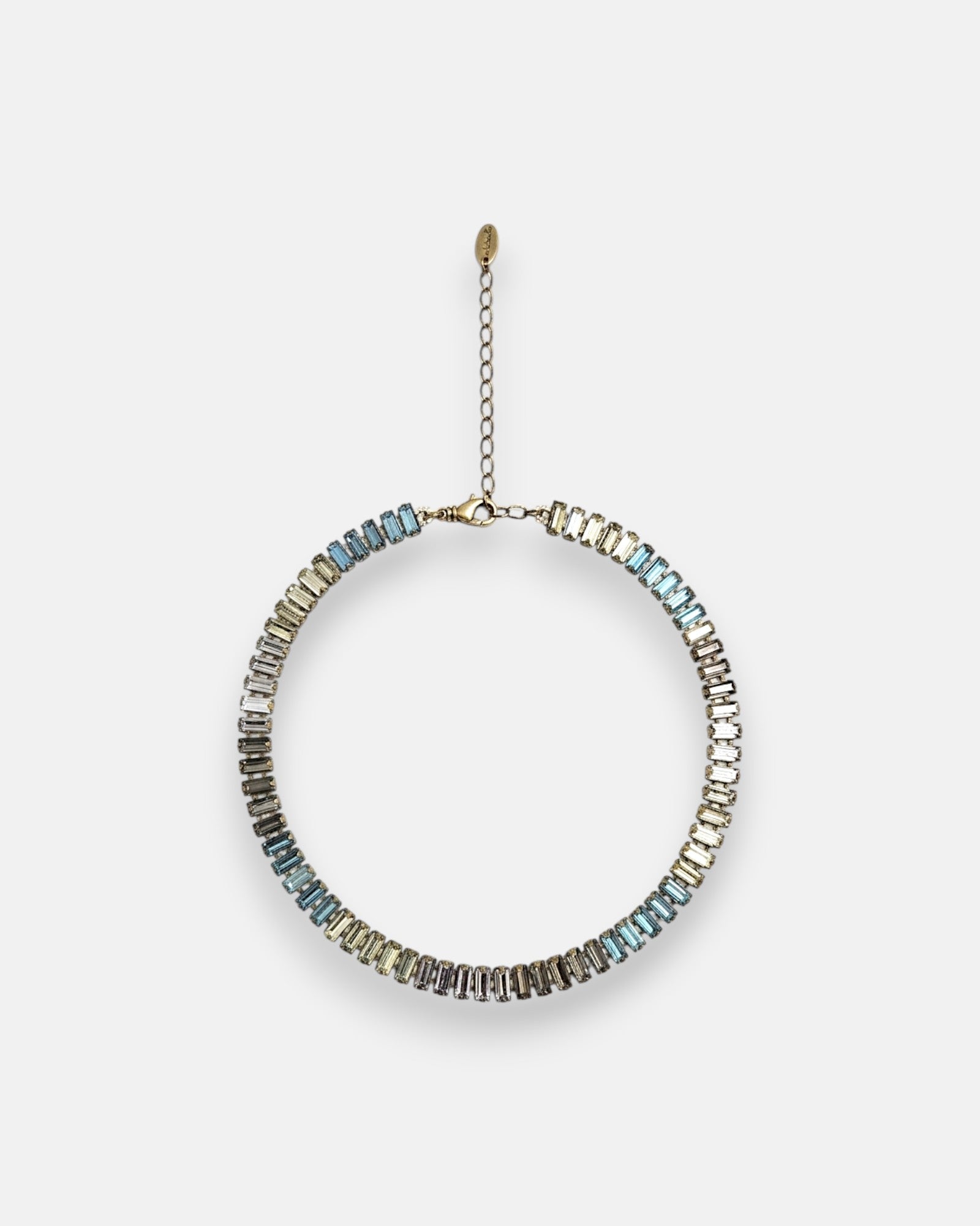 Gargantilla choker Tataborello extendida en círculo mostrando su hilera continua de cristales rectangulares azules y grises.