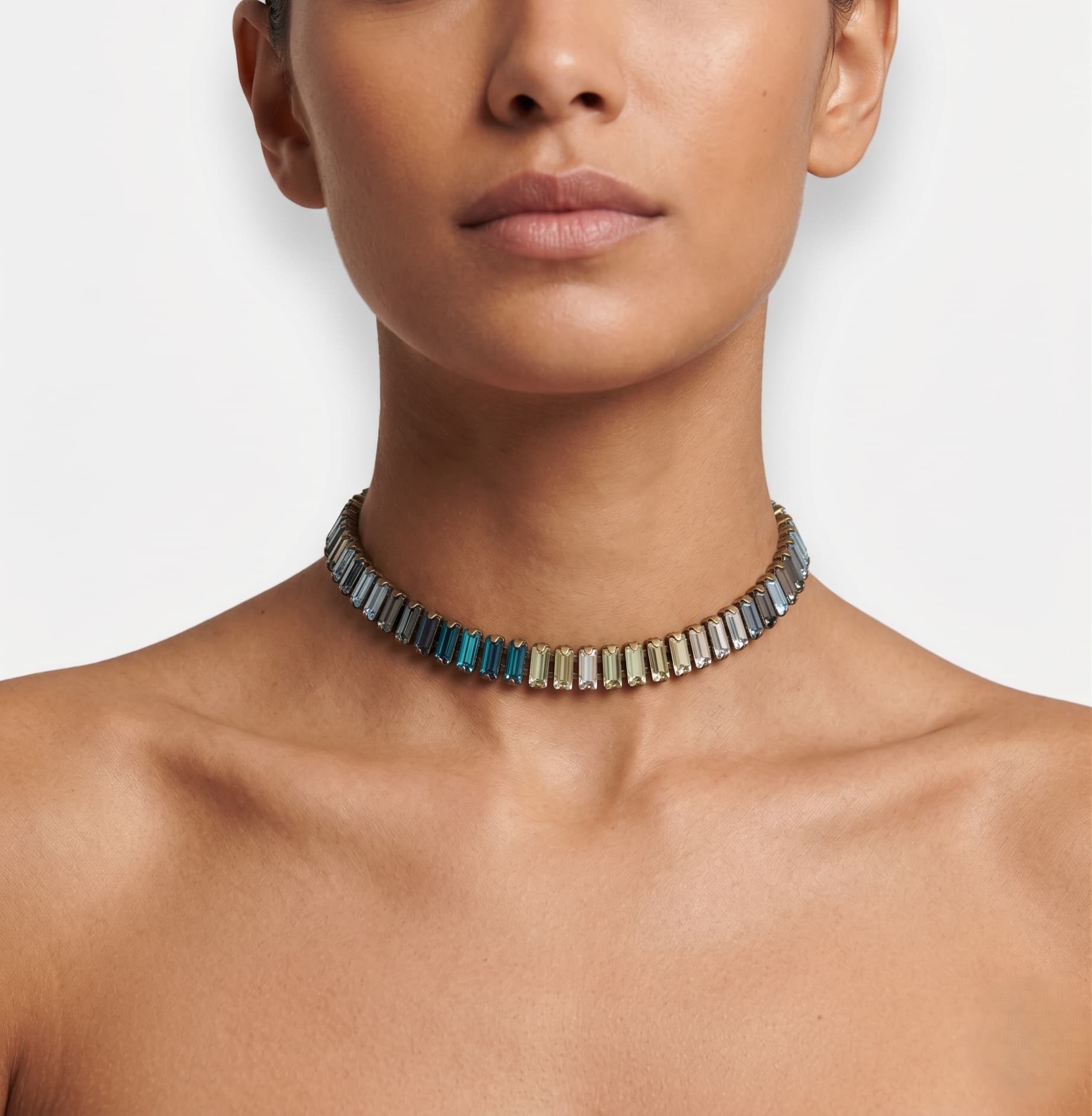 Vista frontal de una mujer luciendo el collar choker "Rivière Océano" ajustado al cuello, resaltando su brillo degradado.