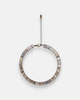 Gargantilla choker Tataborello extendida en círculo mostrando su hilera continua de cristales rectangulares rosa nude y gris ahumado.