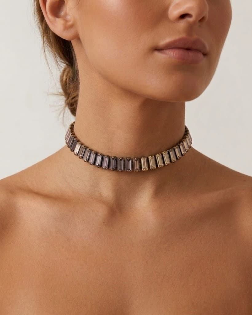 Vista frontal de una mujer luciendo el collar choker "Rivière Nude" ajustado a la base del cuello, aportando un toque sutil y elegante.