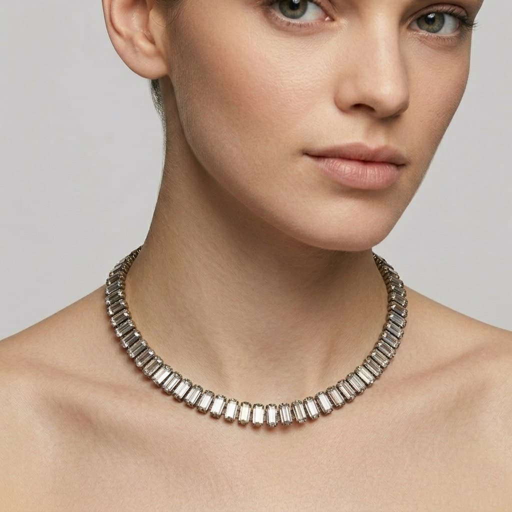 Vista frontal de una modelo luciendo el collar "Rivière Cristal" sobre la clavícula, resaltando su brillo nítido y sofisticado.