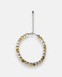 Collar corto Tataborello extendido en círculo mostrando su hilera continua de cristales redondos facetados en tonos ámbar, amarillo y ahumado junto a su cadena de extensión.