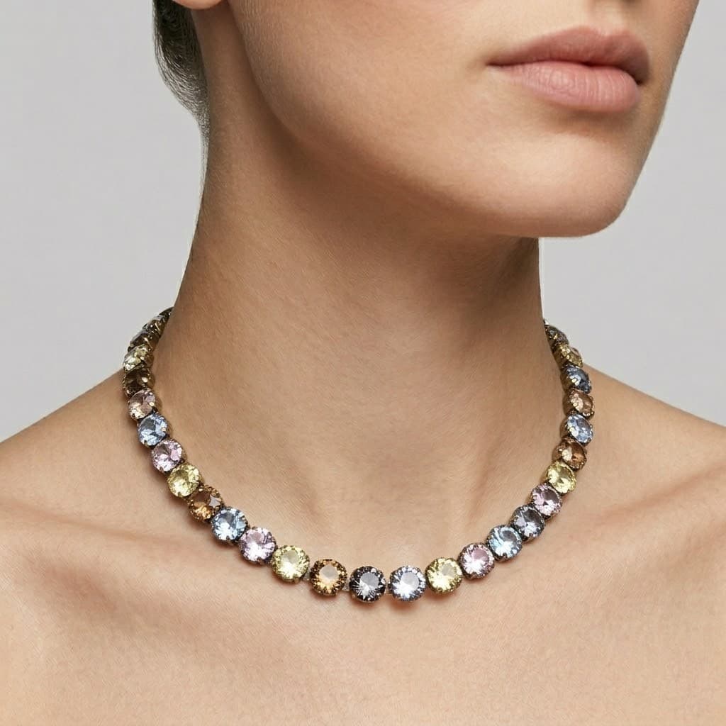 Vista frontal de una modelo luciendo la gargantilla clásica de cristales multicolor de Tataborello, mostrando cómo se adapta a la silueta del cuello.