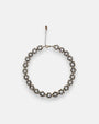 Collar gargantilla Tataborello extendido en círculo mostrando su patrón articulado de eslabones redondos calados con cristales grises y cierre ajustable.