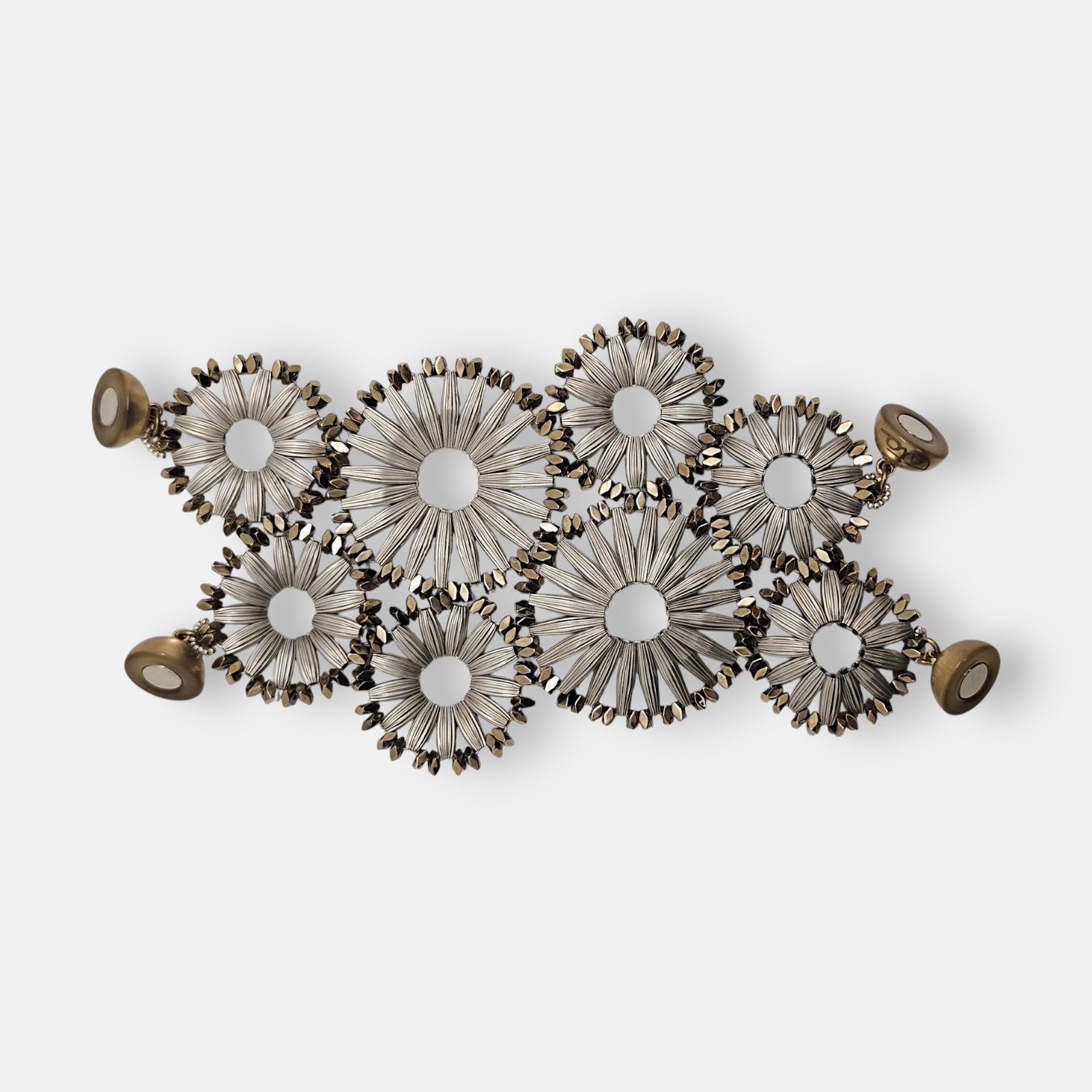 Maxi pulsera ancha Tataborello extendida mostrando el diseño de eslabones circulares plateados y el doble cierre magnético.