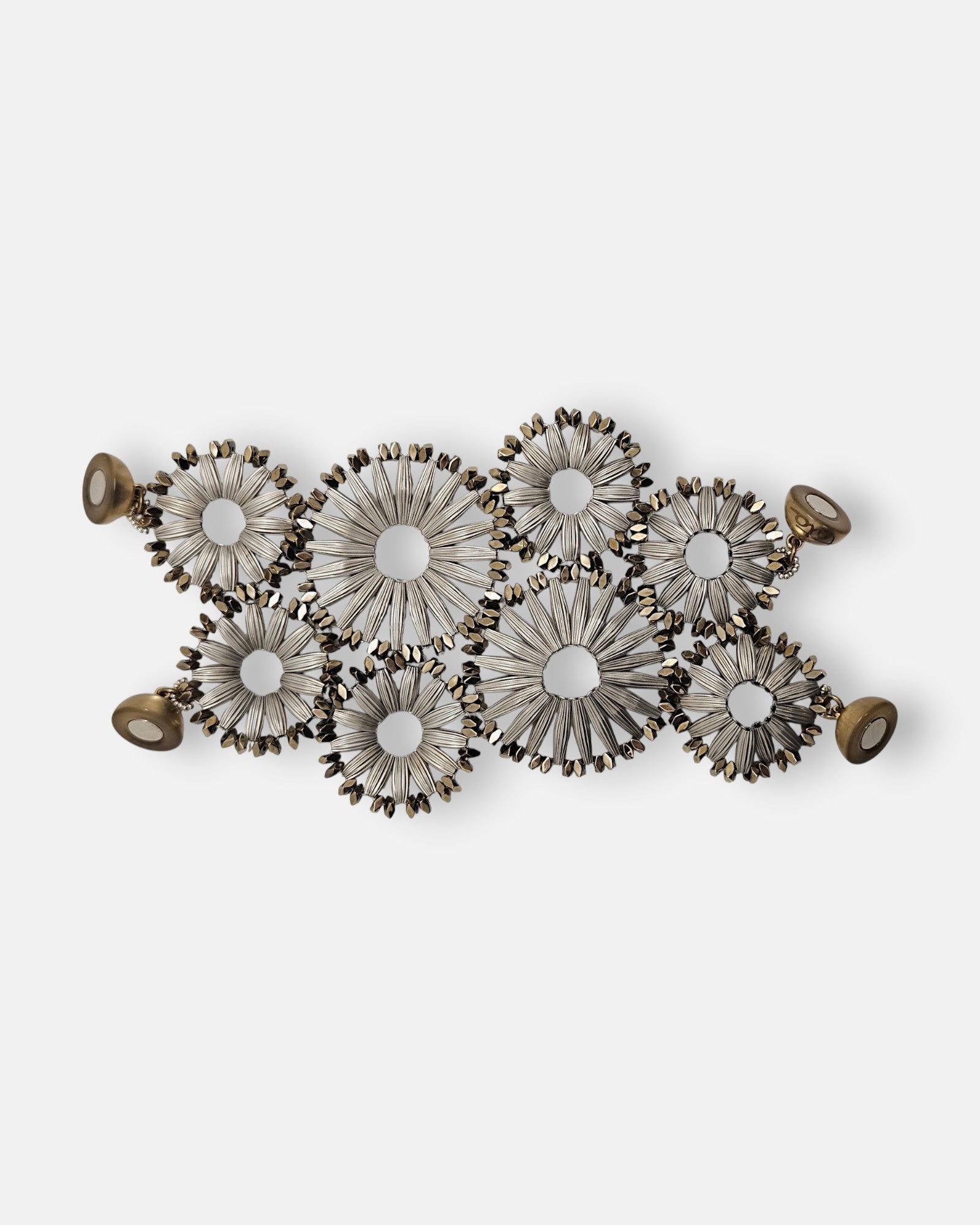 Maxi pulsera ancha Tataborello extendida mostrando el diseño de eslabones circulares plateados y el doble cierre magnético.
