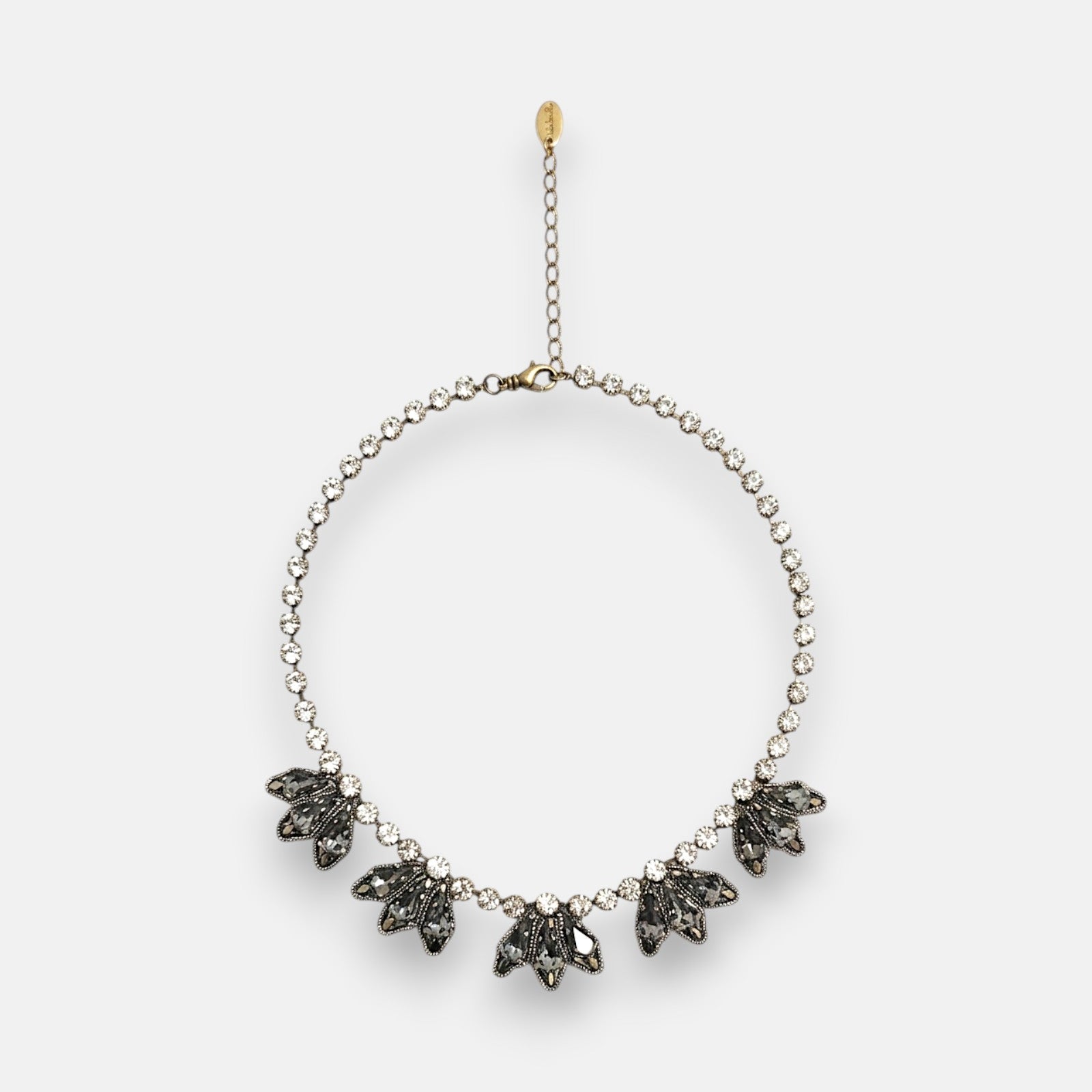 Collar gargantilla rivière de Tataborello con cinco abanicos frontales de cristales en forma de lágrima color gris ahumado y cadena de extensión.