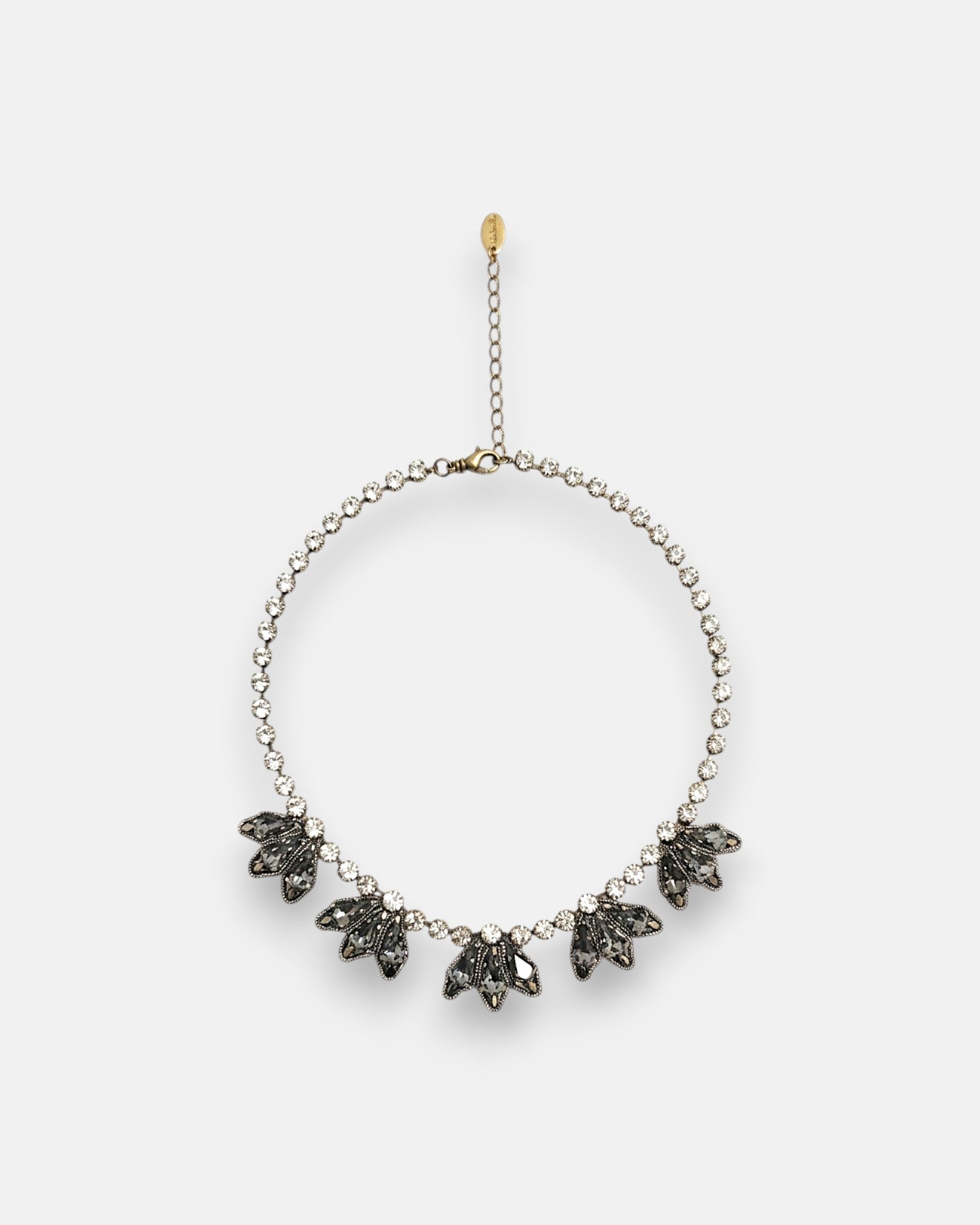 Collar gargantilla rivière de Tataborello con cinco abanicos frontales de cristales en forma de lágrima color gris ahumado y cadena de extensión.