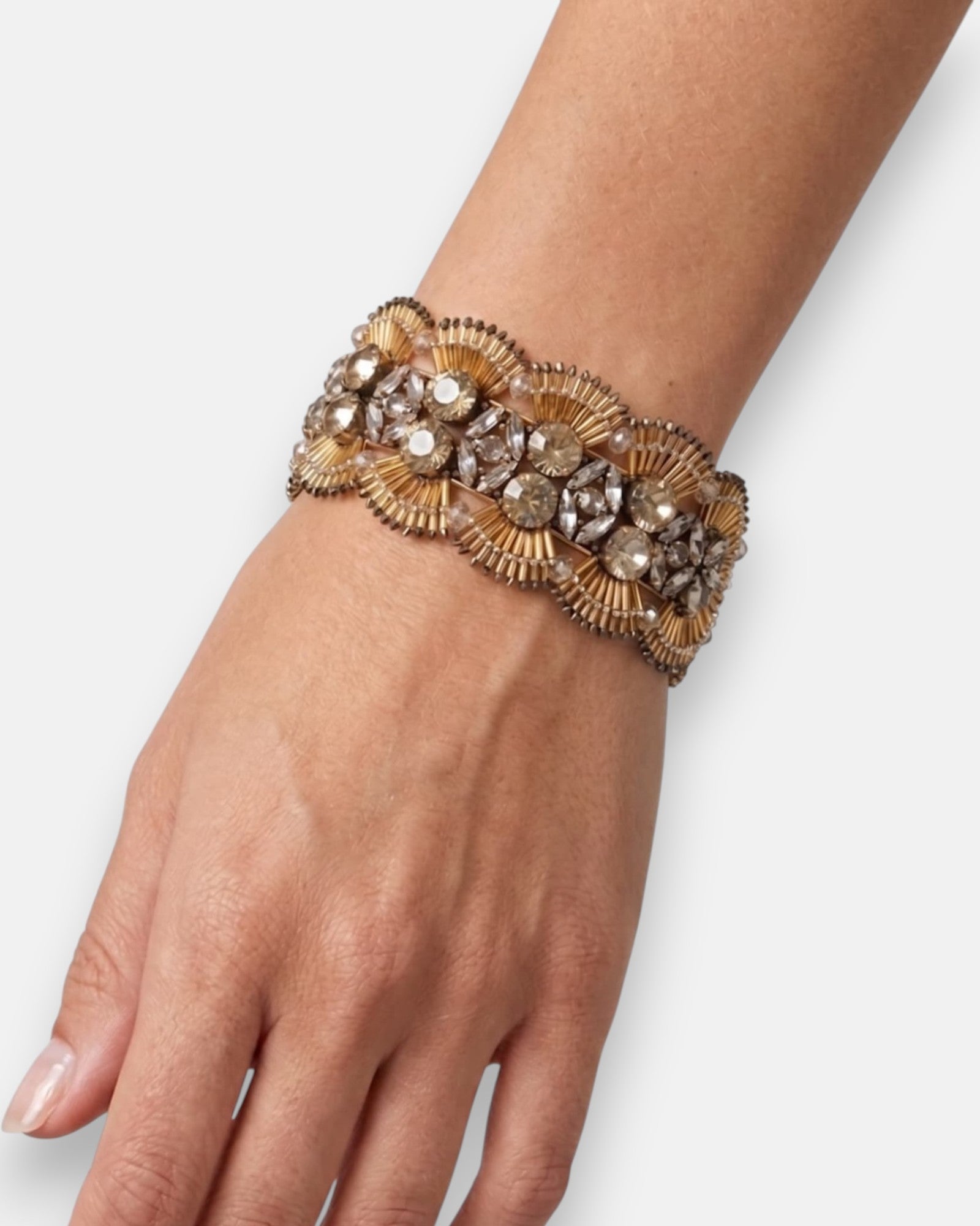 Vista de la pulsera "Abanicos de Champagne" en la muñeca, resaltando su anchura y el brillo de los cristales.