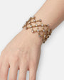 Vista del brazalete de rejilla "Red de Luces" en la muñeca, mostrando su transparencia calada y formato ancho.