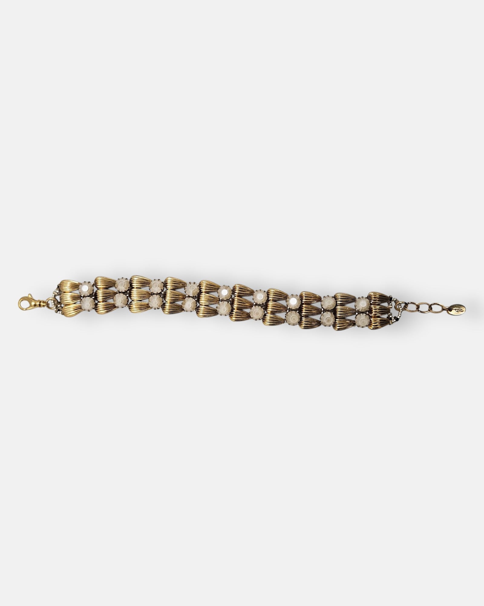 Pulsera ancha Tataborello extendida con doble hilera de eslabones dorados en gota y cristales ópalo.