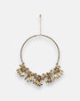 Collar pechera maximalista Tataborello extendido en círculo mostrando su frontal de hojas doradas colgantes, cuentas grises y cordón multifila.