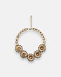 Collar pechera de Tataborello de 47 cm extendido en círculo mostrando su frontal de hojas doradas colgantes, cuentas grises y cordón de hilos finos.