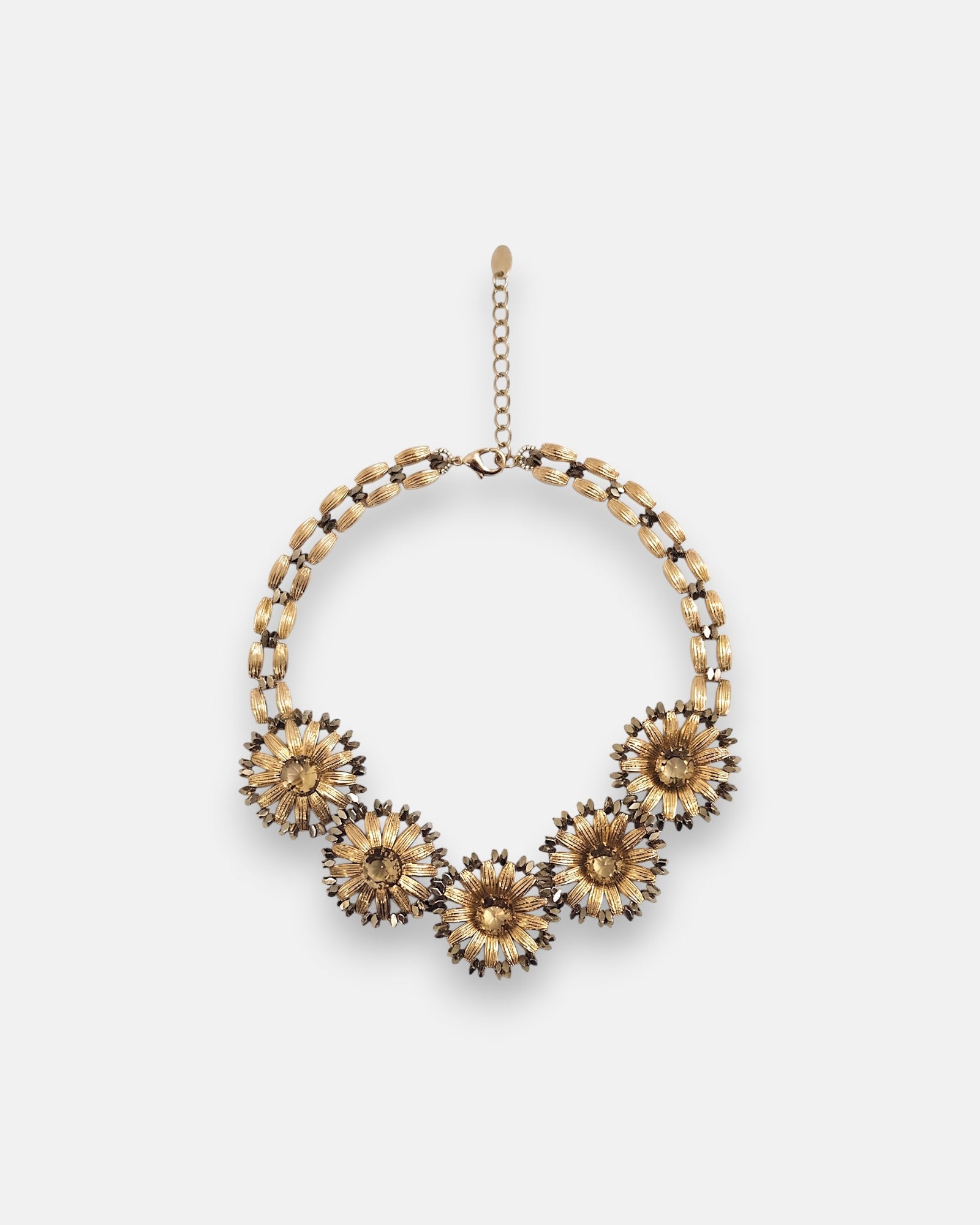 Collar pechera de Tataborello de 47 cm extendido en círculo mostrando su frontal de hojas doradas colgantes, cuentas grises y cordón de hilos finos.