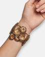 Vista de la maxi pulsera "Constelación Áurea" en la muñeca, resaltando su gran anchura y la elegancia de su patrón geométrico.