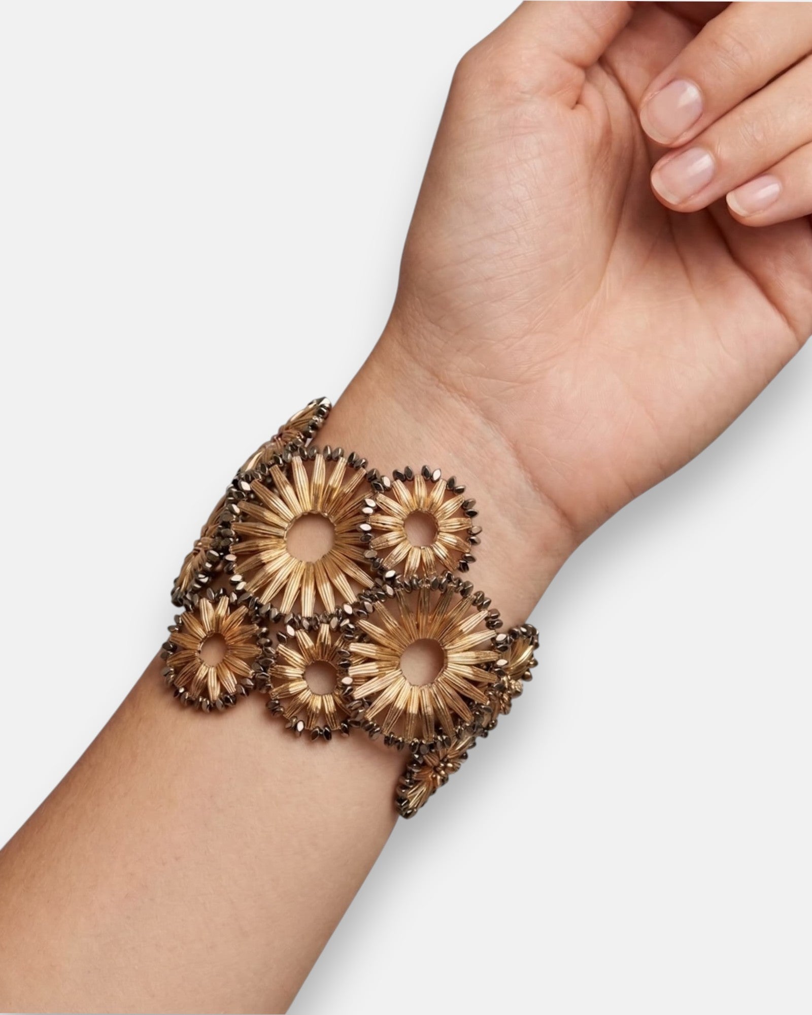 Vista de la maxi pulsera "Constelación Áurea" en la muñeca, resaltando su gran anchura y la elegancia de su patrón geométrico.