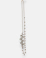 Collar largo sautoir Tataborello extendido en vertical mostrando su cadena fina de bolitas doradas con dijes colgantes y una rama lateral de cristales.