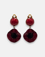 Pareja de pendientes de amapola de Ciléa Paris con pétalos en color rojo borgoña brillante, centro negro texturizado y botón superior esférico a juego.