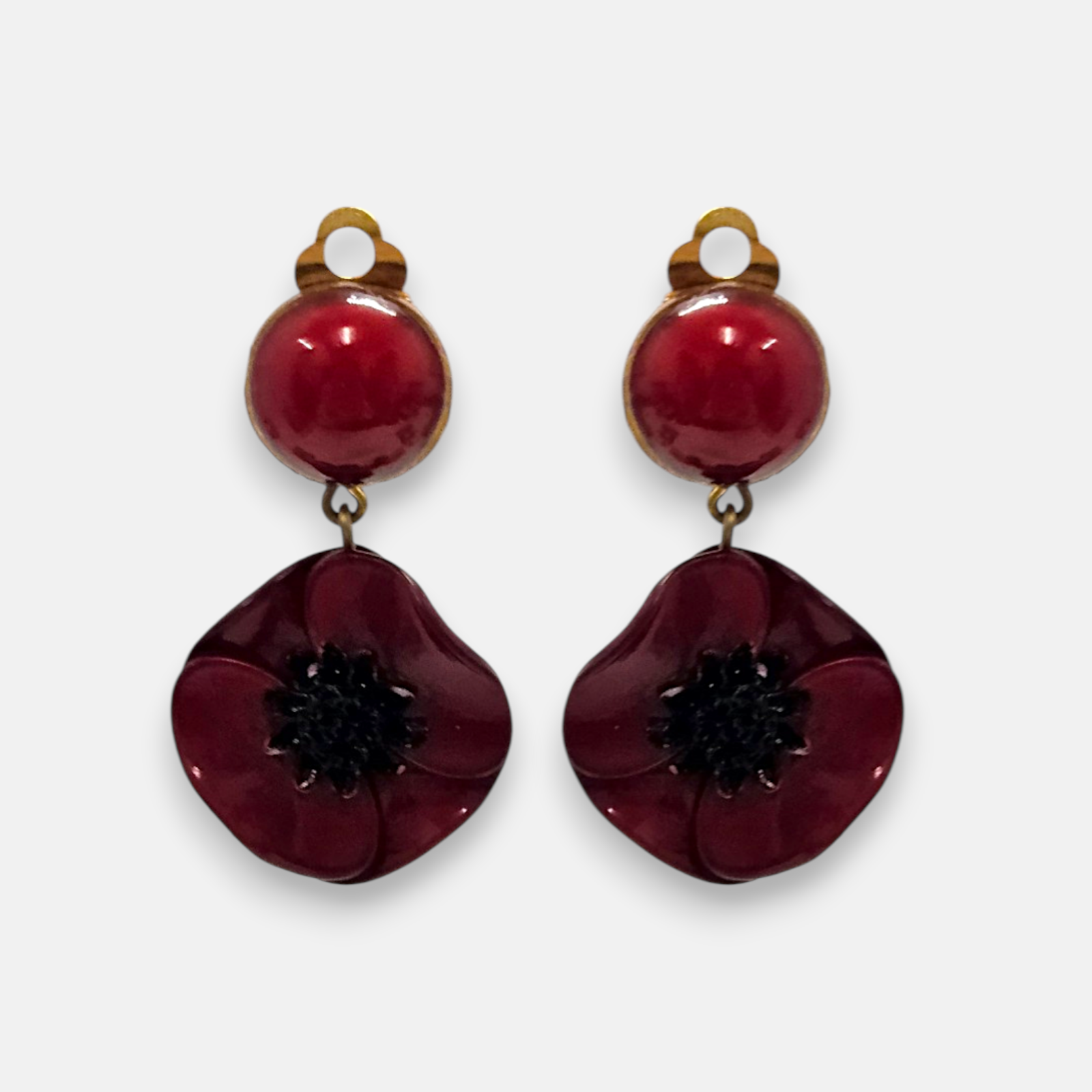Pareja de pendientes de amapola de Ciléa Paris con pétalos en color rojo borgoña brillante, centro negro texturizado y botón superior esférico a juego.
