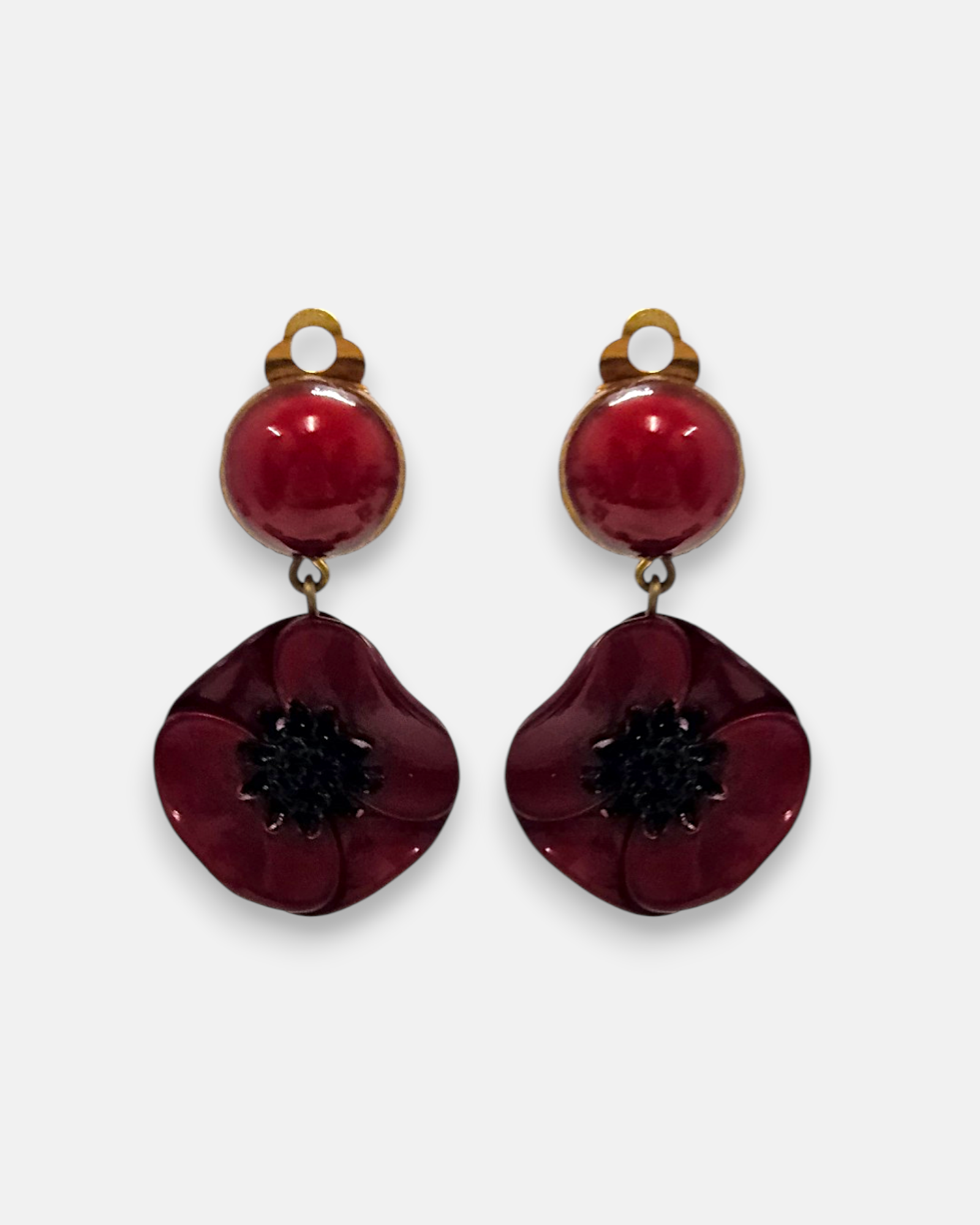 Pareja de pendientes de amapola de Ciléa Paris con pétalos en color rojo borgoña brillante, centro negro texturizado y botón superior esférico a juego.