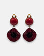 Pareja de pendientes de amapola de Ciléa Paris con pétalos en color rojo borgoña brillante, centro negro texturizado y botón superior esférico a juego.