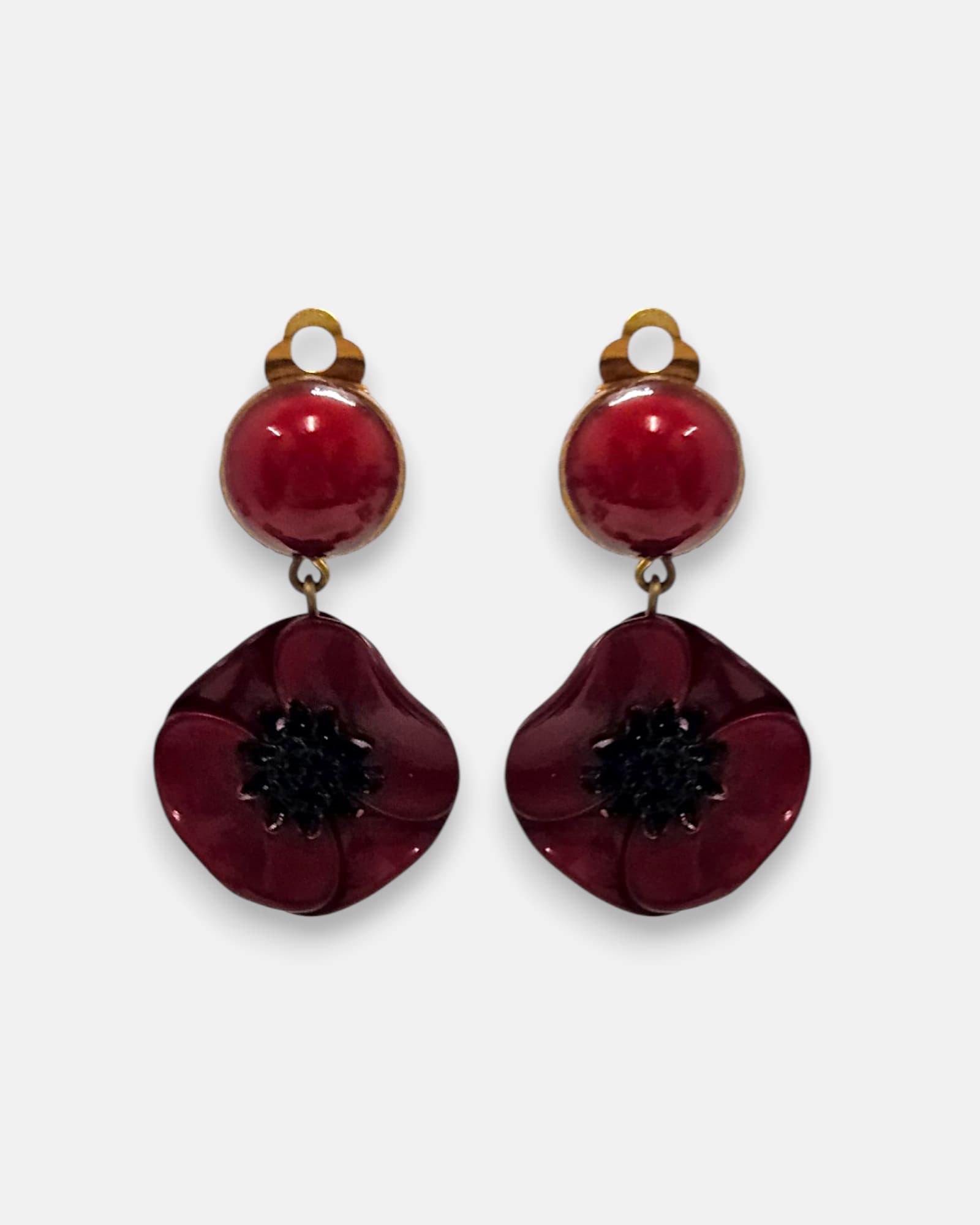 Pareja de pendientes de amapola de Ciléa Paris con pétalos en color rojo borgoña brillante, centro negro texturizado y botón superior esférico a juego.