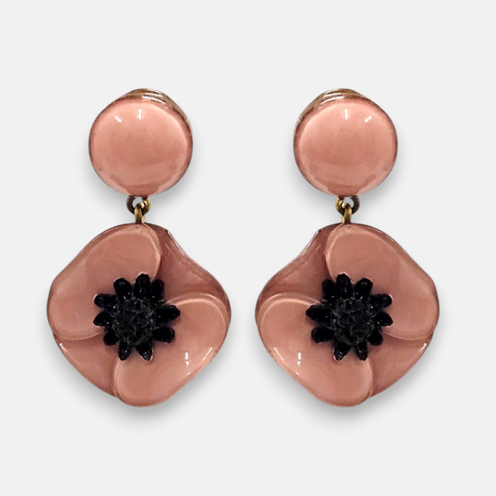 pareja de pendientes colgantes de tamaño mini con silueta de flor de amapola de Ciléa Paris, destacando sus pétalos de resina en color rosa polvo brillante, un centro negro texturizado que simula los estambres y un botón superior esférico a juego.