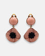 Pareja de pendientes de amapola de Ciléa Paris con pétalos en color rosa empolvado esmaltado, centro negro texturizado y botón superior con enganche de pinza.
