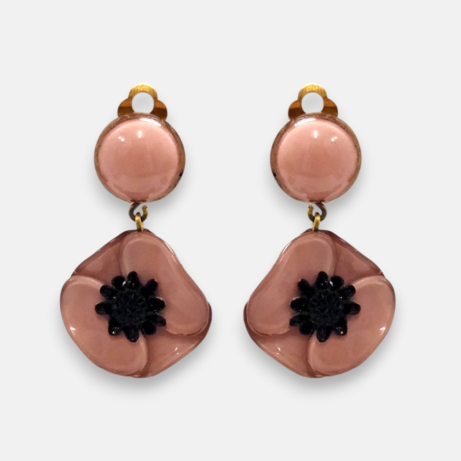 Pareja de pendientes de amapola de Ciléa Paris con pétalos en color rosa empolvado esmaltado, centro negro texturizado y botón superior con enganche de pinza.