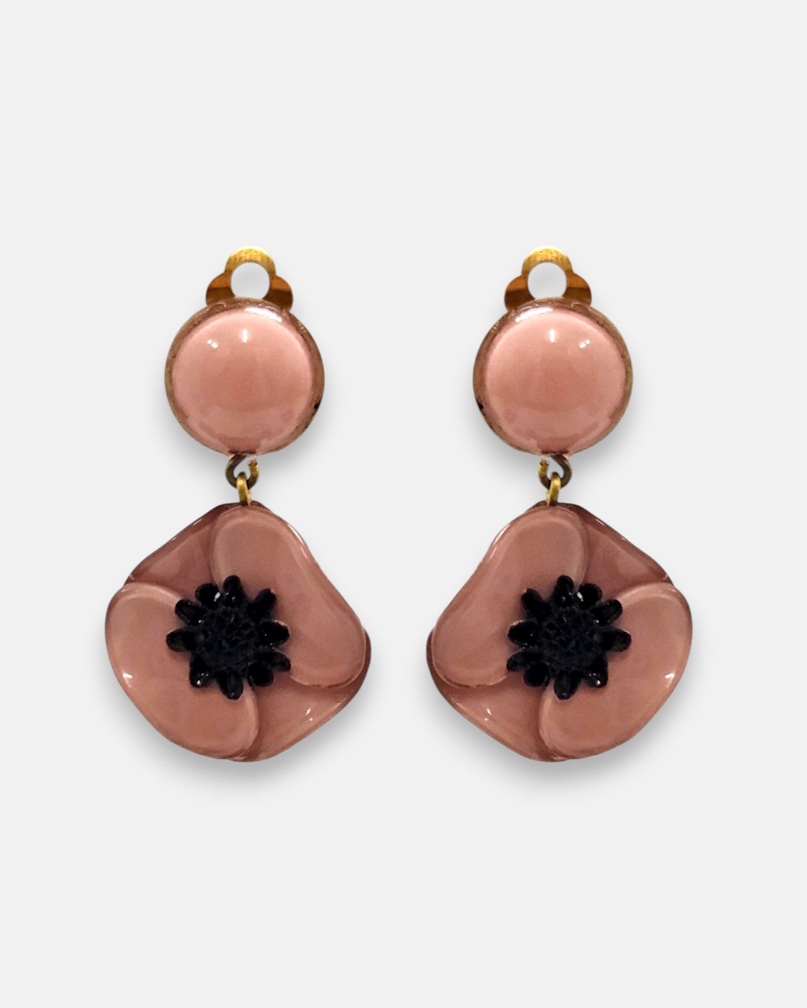 Pareja de pendientes de amapola de Ciléa Paris con pétalos en color rosa empolvado esmaltado, centro negro texturizado y botón superior con enganche de pinza.