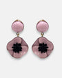 Pareja de pendientes grandes en forma de flor de amapola de Ciléa Paris, mostrando sus pétalos rosa malva esmaltados, centro negro texturizado y botón superior.