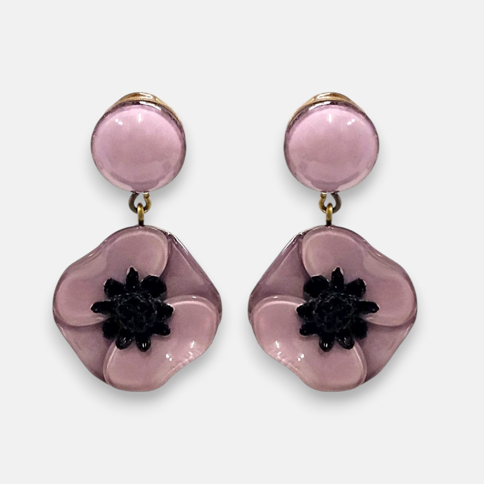 Pareja de pendientes grandes en forma de flor de amapola de Ciléa Paris, mostrando sus pétalos rosa malva esmaltados, centro negro texturizado y botón superior.