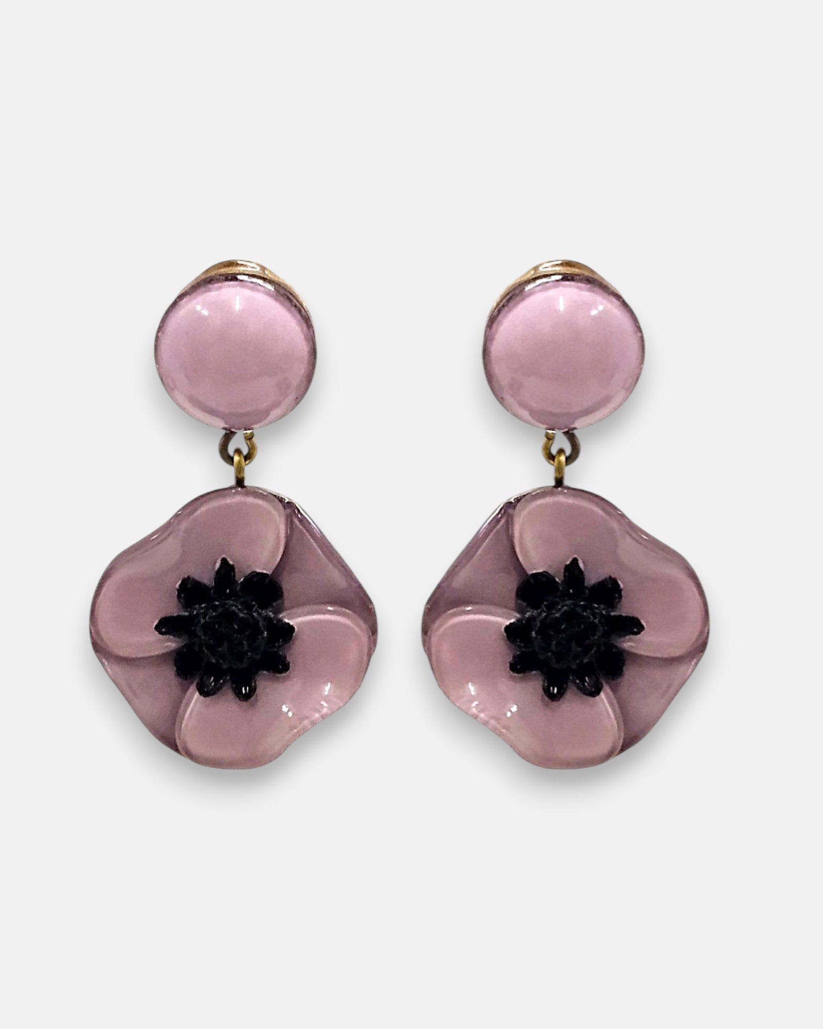 Pareja de pendientes grandes en forma de flor de amapola de Ciléa Paris, mostrando sus pétalos rosa malva esmaltados, centro negro texturizado y botón superior.