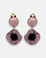 Pareja de pendientes de amapola de Ciléa Paris con pétalos en color rosa malva esmaltado, centro negro texturizado y botón superior con enganche de pinza.