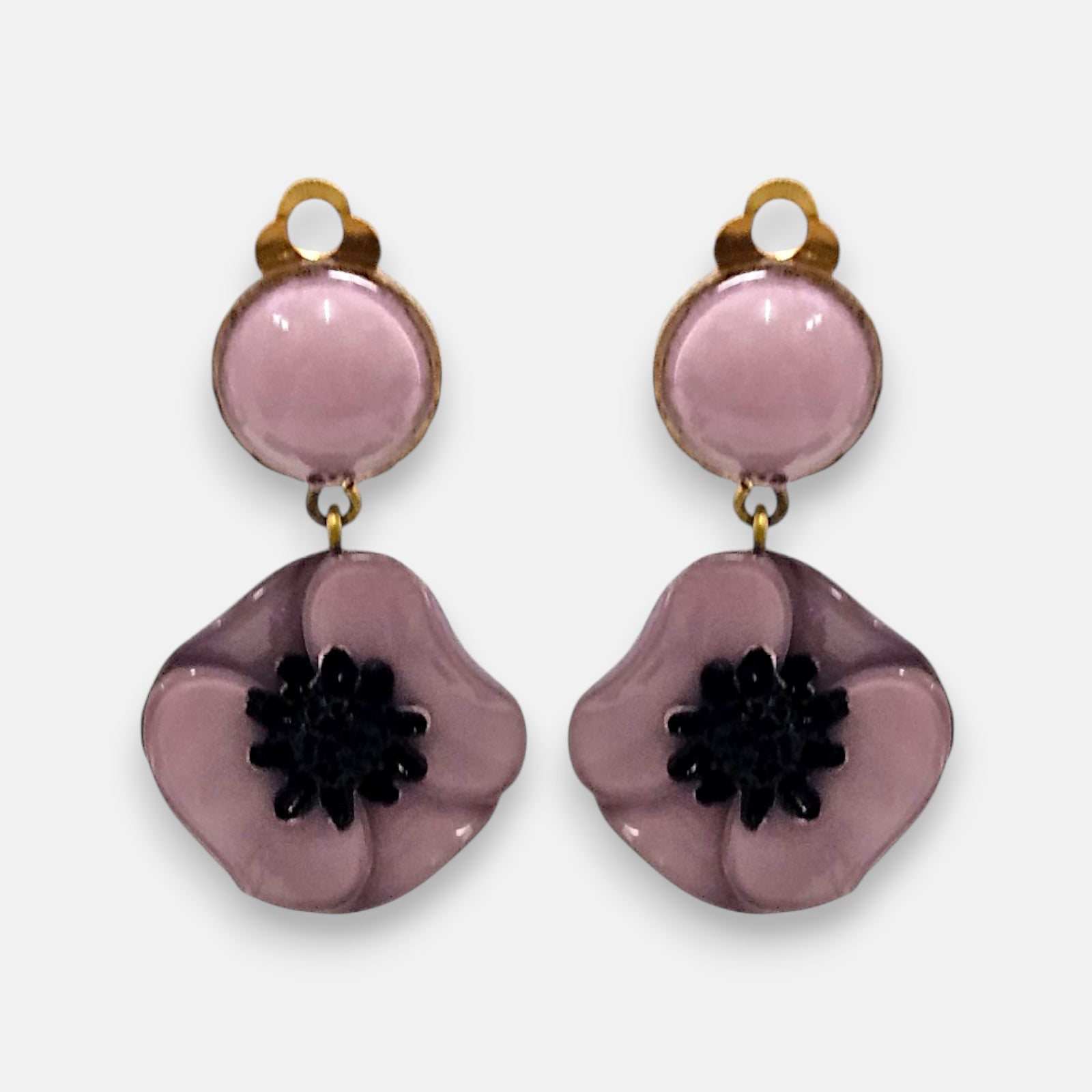 Pareja de pendientes de amapola de Ciléa Paris con pétalos en color rosa malva esmaltado, centro negro texturizado y botón superior con enganche de pinza.