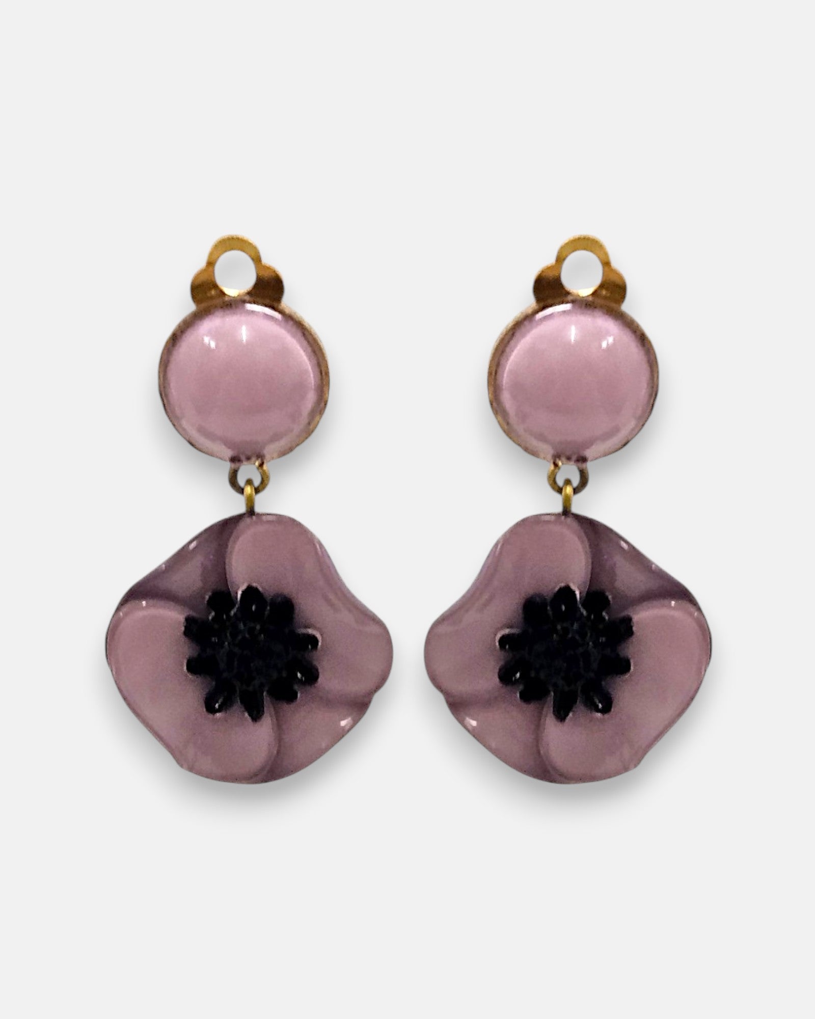 Pareja de pendientes de amapola de Ciléa Paris con pétalos en color rosa malva esmaltado, centro negro texturizado y botón superior con enganche de pinza.