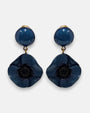 Pareja de pendientes de amapola de Ciléa Paris con pétalos en color azul petróleo esmaltado, centro negro texturizado y botón superior esférico a juego.