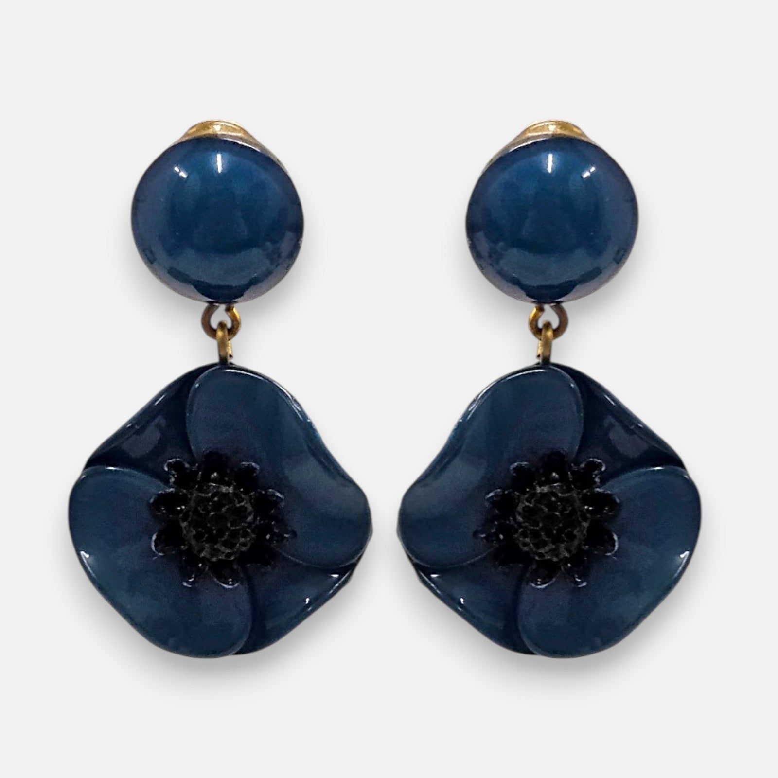 Pareja de pendientes de amapola de Ciléa Paris con pétalos en color azul petróleo esmaltado, centro negro texturizado y botón superior esférico a juego.