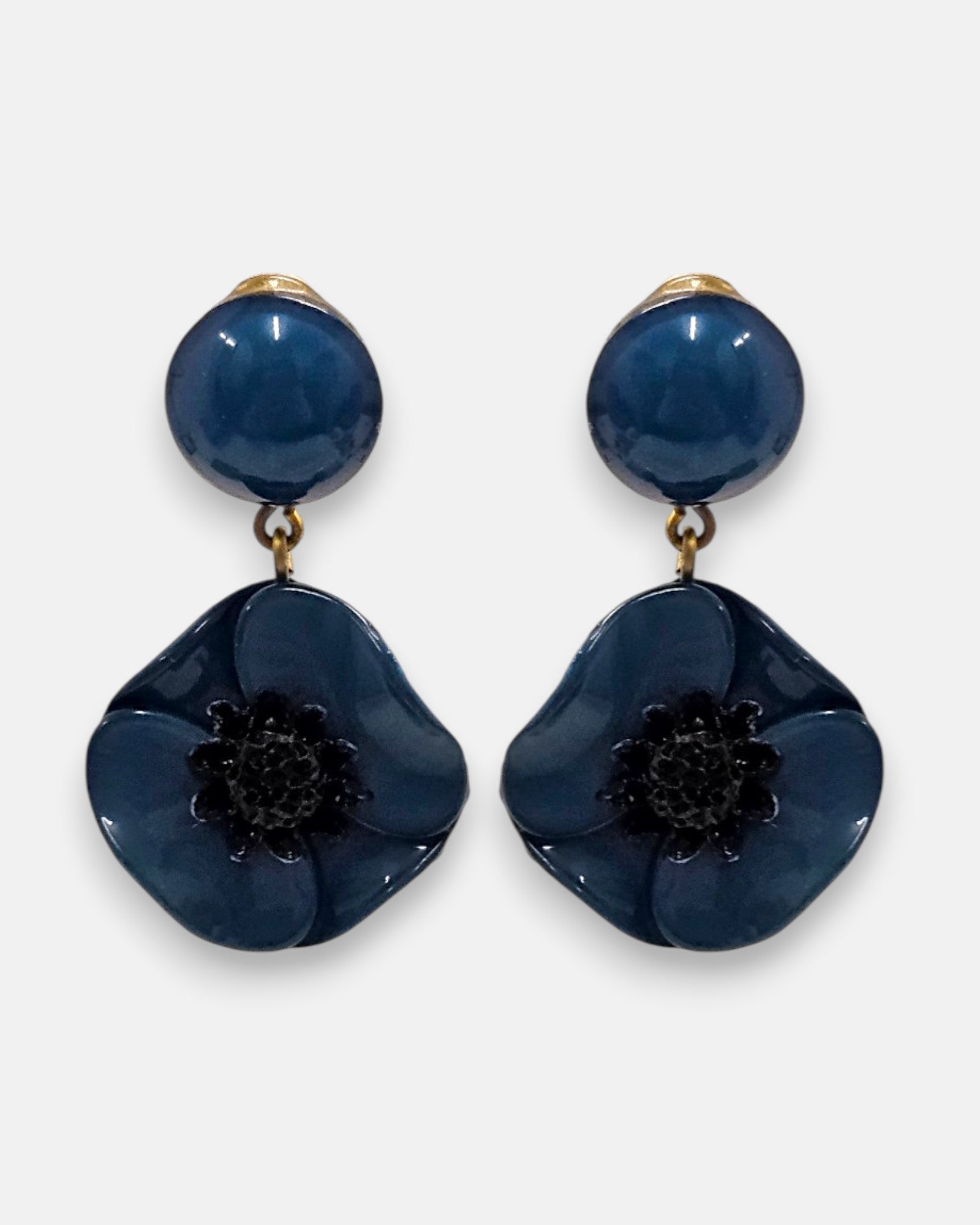 Pareja de pendientes de amapola de Ciléa Paris con pétalos en color azul petróleo esmaltado, centro negro texturizado y botón superior esférico a juego.