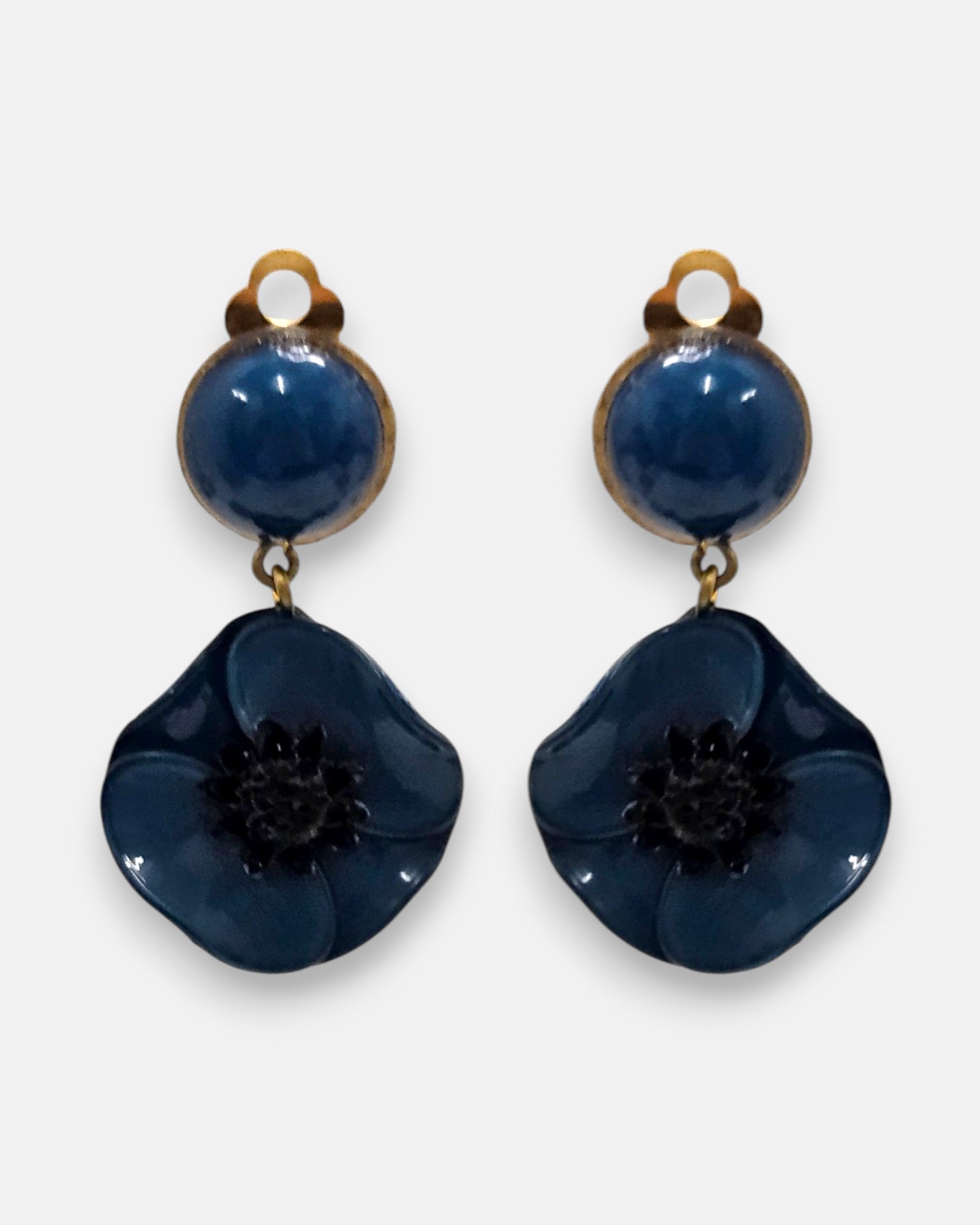 Pareja de pendientes de amapola de Ciléa Paris con pétalos en color azul petróleo esmaltado, centro negro texturizado y botón superior con enganche de pinza.