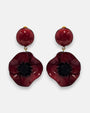 pareja de pendientes de amapola de Ciléa Paris con pétalos en color rojo borgoña esmaltado, centro negro texturizado y botón superior redondo.