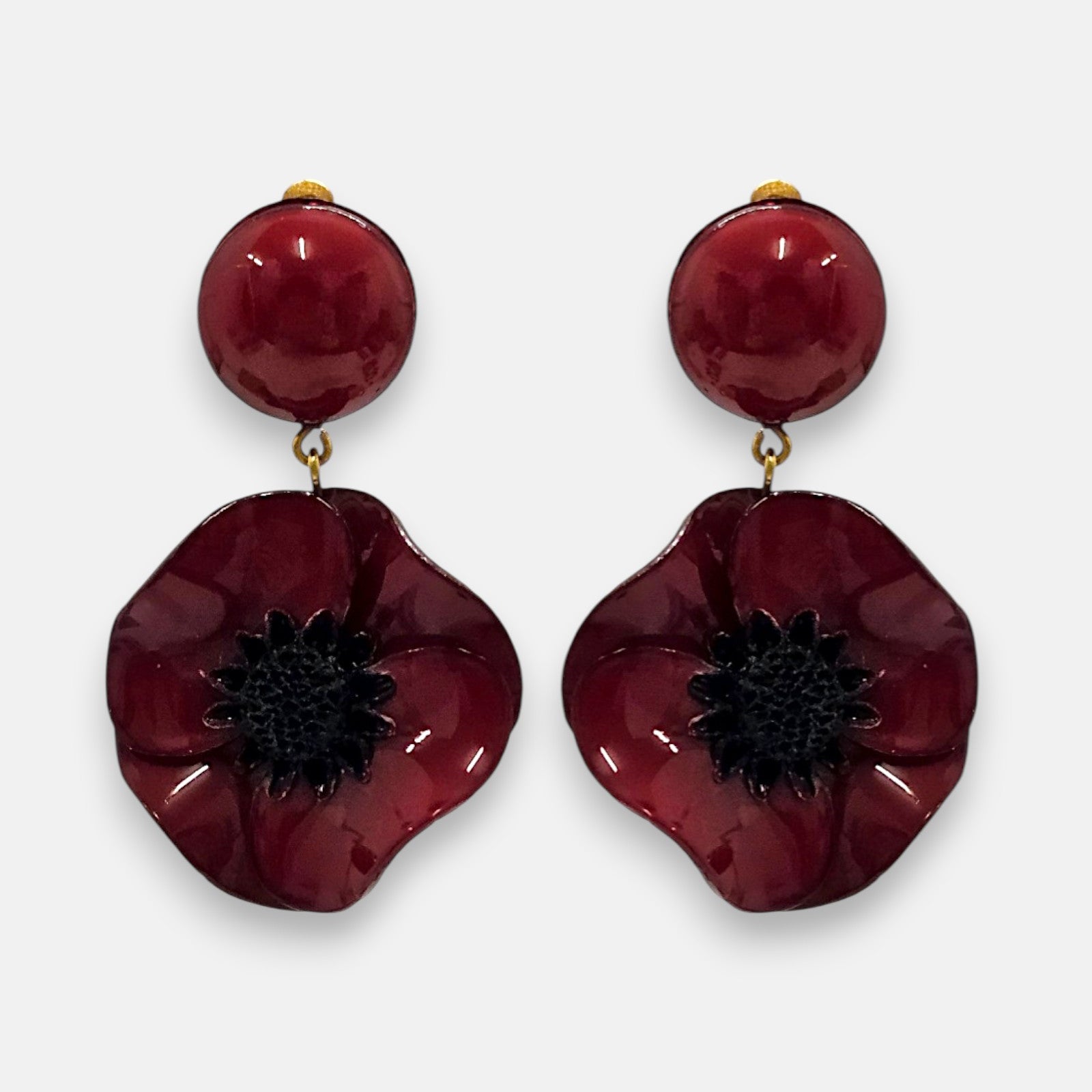 pareja de pendientes de amapola de Ciléa Paris con pétalos en color rojo borgoña esmaltado, centro negro texturizado y botón superior redondo.