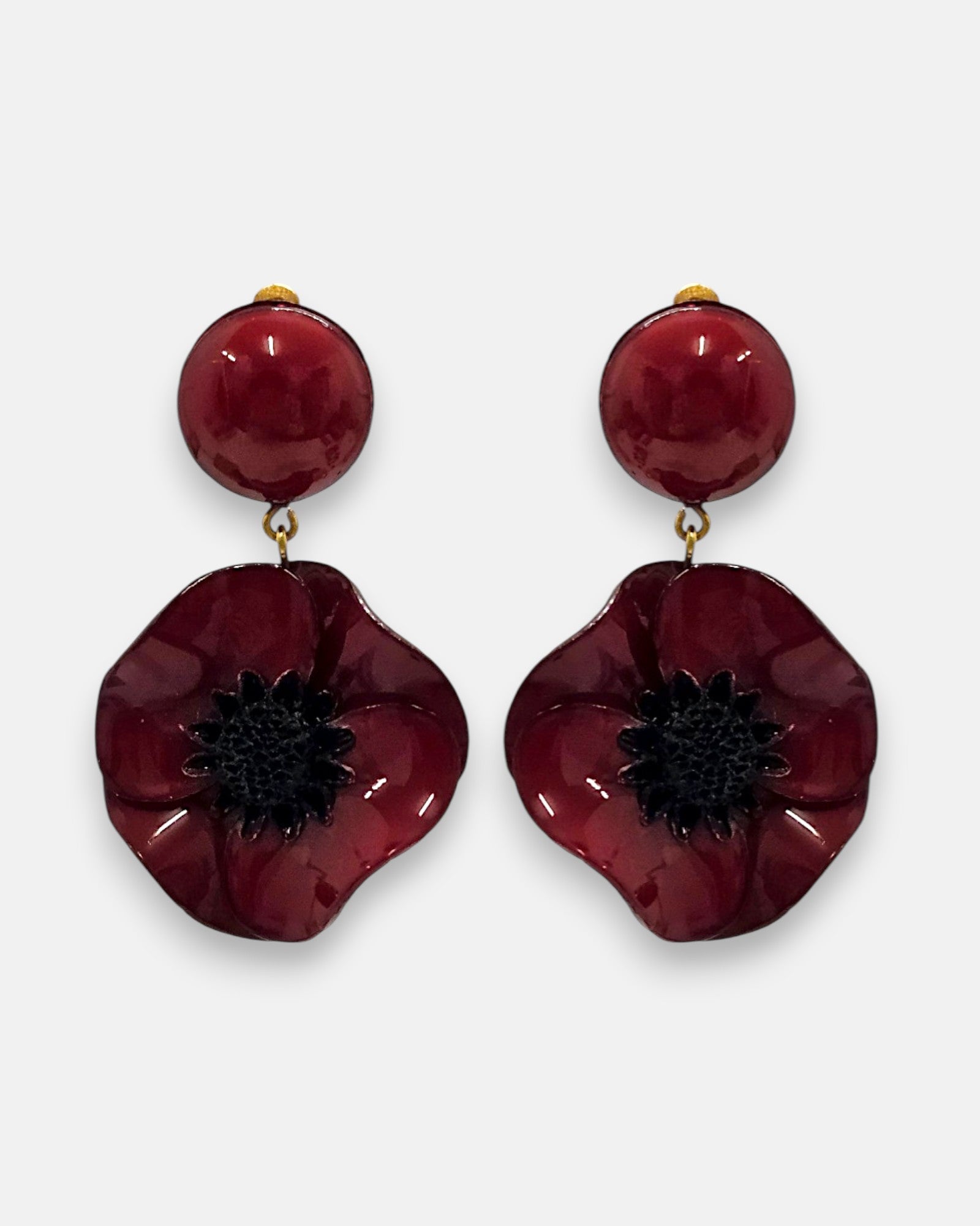 pareja de pendientes de amapola de Ciléa Paris con pétalos en color rojo borgoña esmaltado, centro negro texturizado y botón superior redondo.