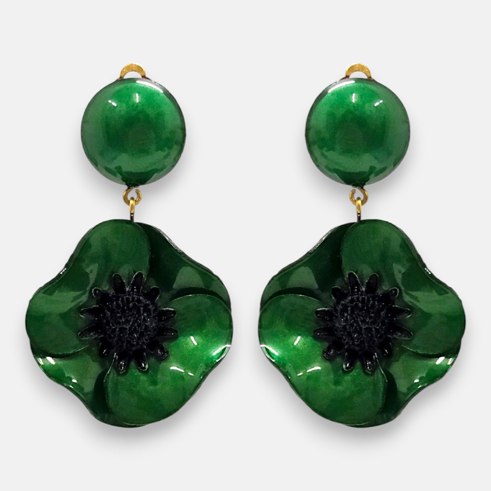 pareja de pendientes de amapola de Ciléa Paris con pétalos en color verde esmeralda esmaltado, centro negro texturizado y botón superior redondo.