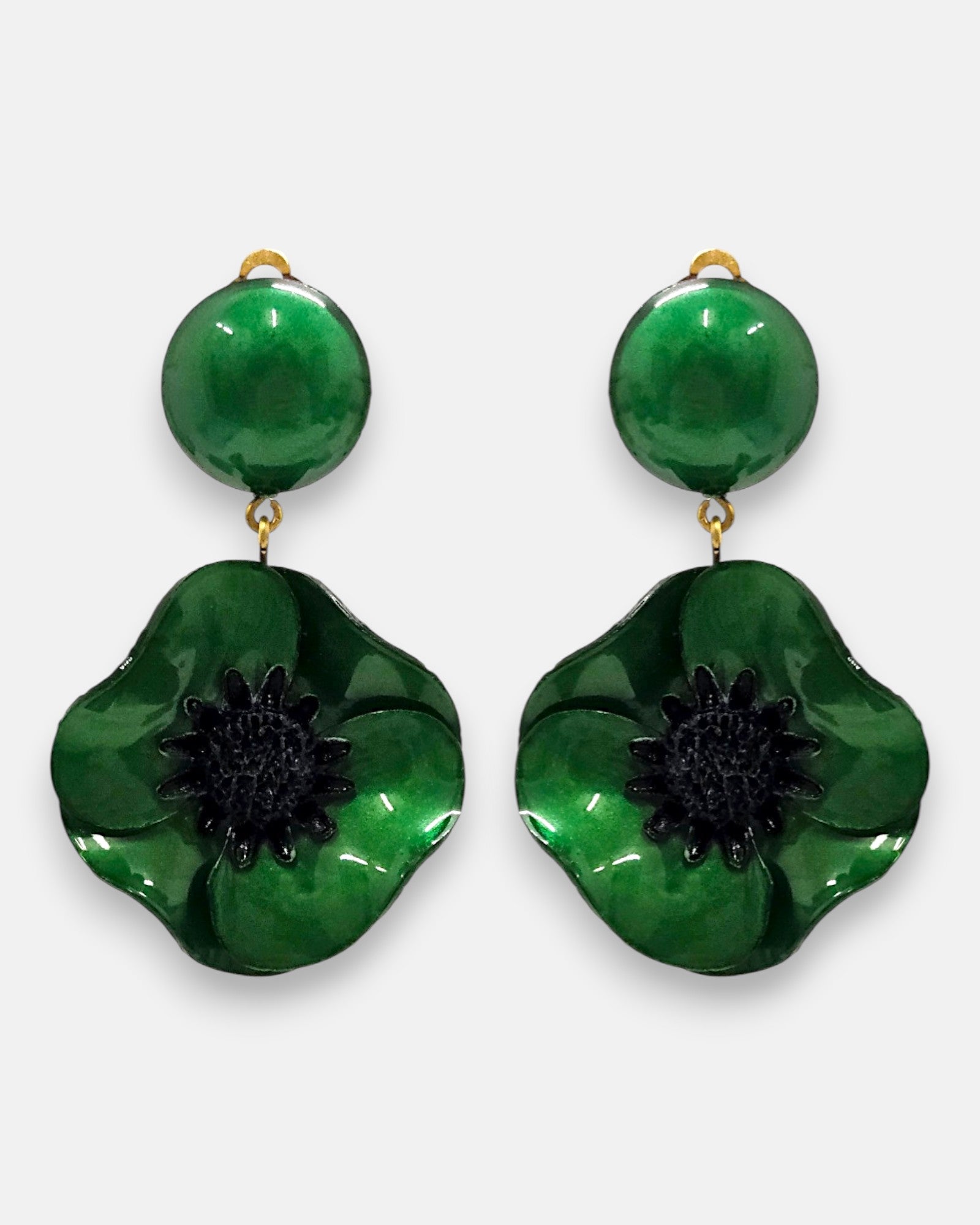 pareja de pendientes de amapola de Ciléa Paris con pétalos en color verde esmeralda esmaltado, centro negro texturizado y botón superior redondo.