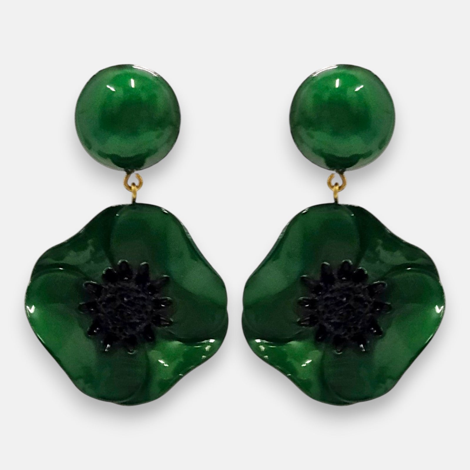 pareja de pendientes de amapola de Ciléa Paris con pétalos en color verde esmeralda esmaltado, centro negro texturizado y botón superior redondo.