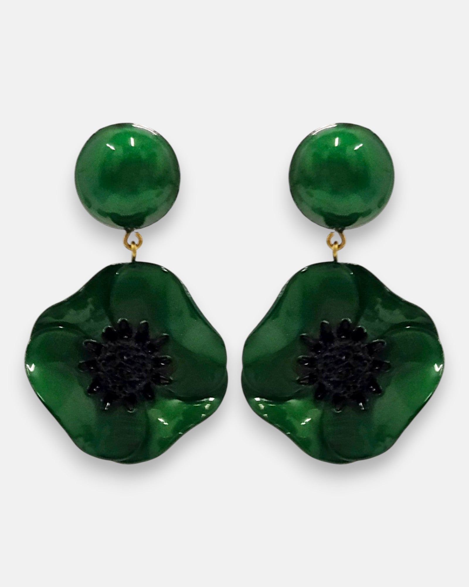pareja de pendientes de amapola de Ciléa Paris con pétalos en color verde esmeralda esmaltado, centro negro texturizado y botón superior redondo.