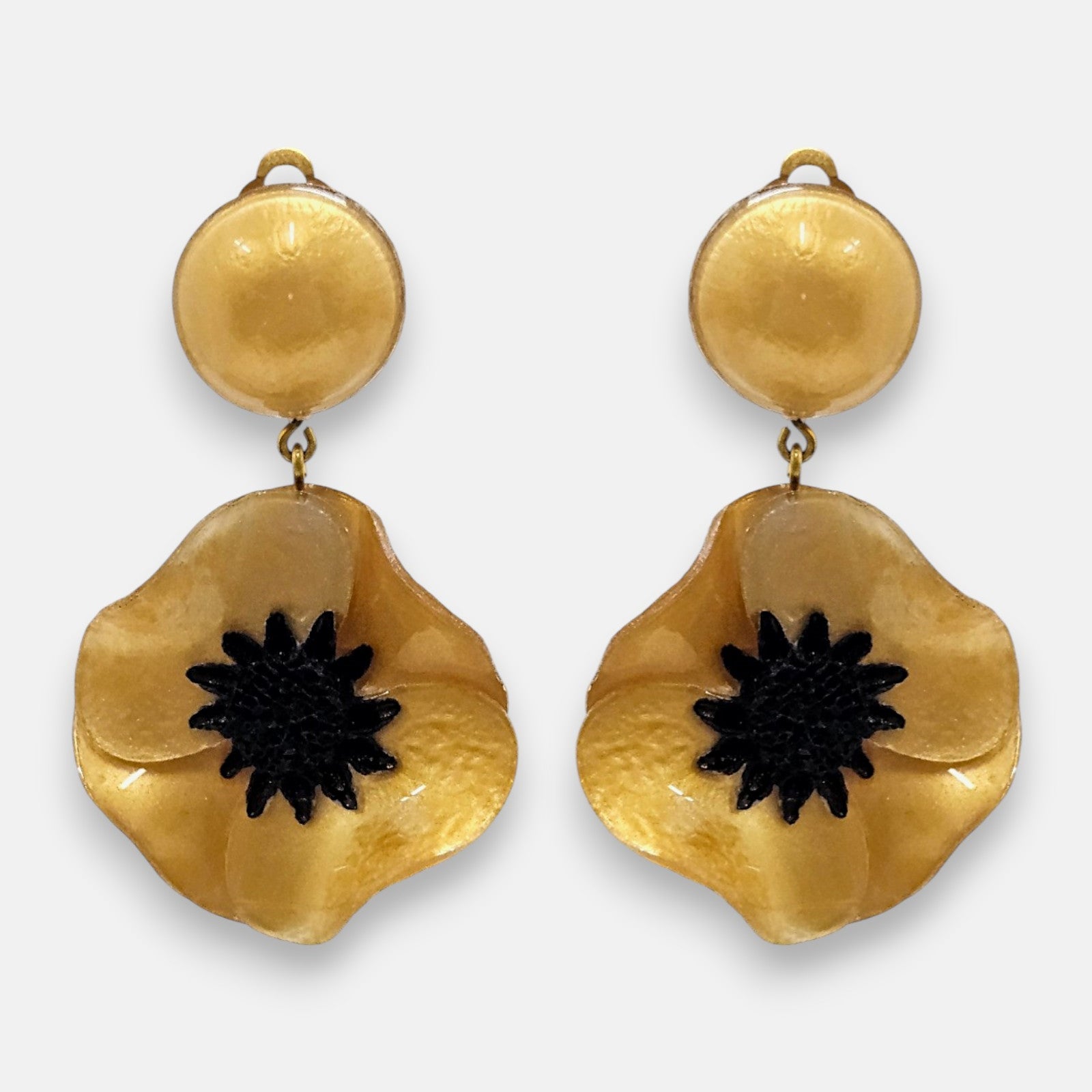 pareja de pendientes de amapola de Ciléa Paris con pétalos en color oro metalizado esmaltado, centro negro texturizado y botón superior redondo.