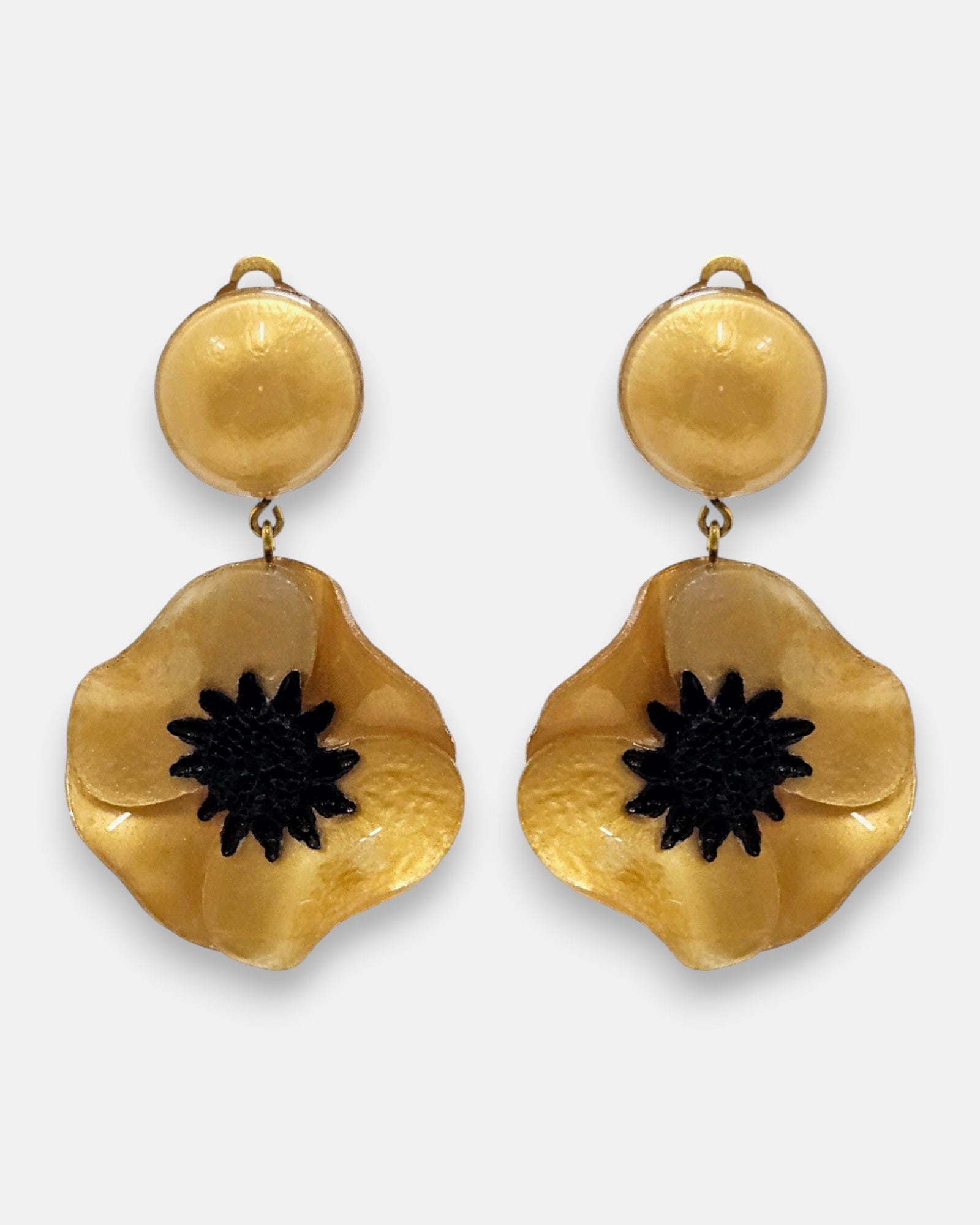 pareja de pendientes de amapola de Ciléa Paris con pétalos en color oro metalizado esmaltado, centro negro texturizado y botón superior redondo.